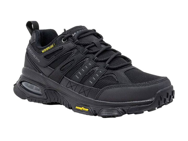 Zapato deportivo SKECHERS SKECH AIR ENVOY color negro con suela Goodyear y tejido repelente al agua.