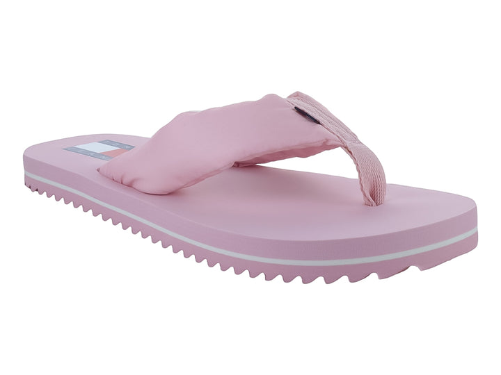 Sandalias de dedo color rosa con correa de tela y una línea blanca en la suela.