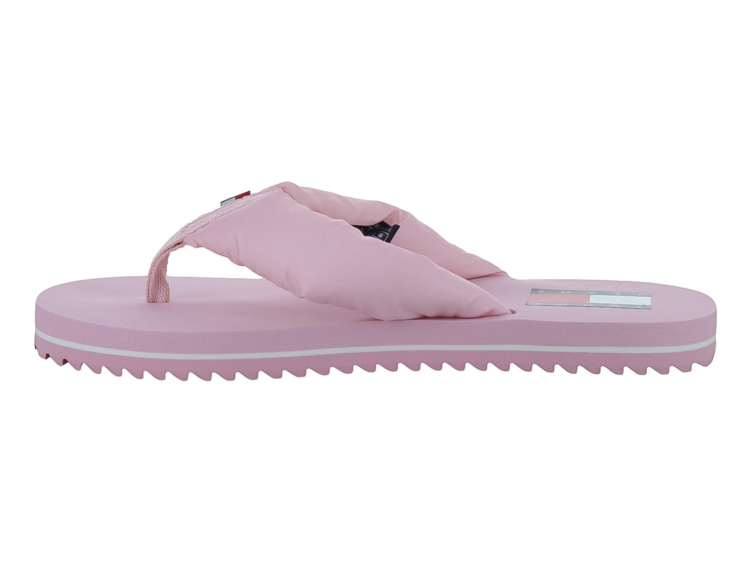 Sandalias de dedo color rosa con correa de tela y una línea blanca en la suela.