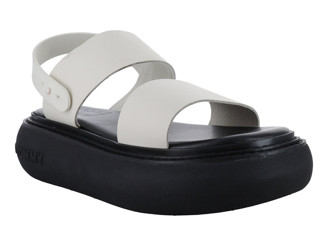 Sandalias Tommy Hilfiger color calico con correas blancas y suela de plataforma negra gruesa.