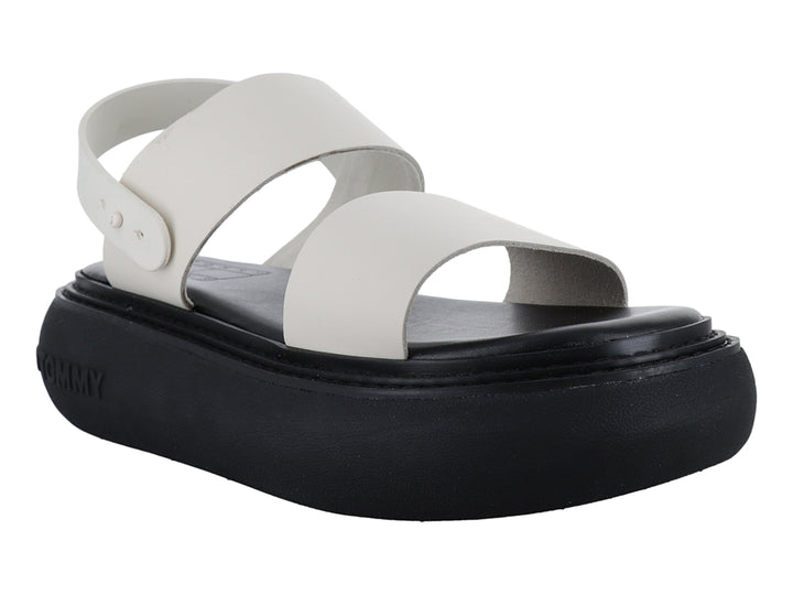 Sandalias Tommy Hilfiger color calico con correas blancas y suela de plataforma negra gruesa.