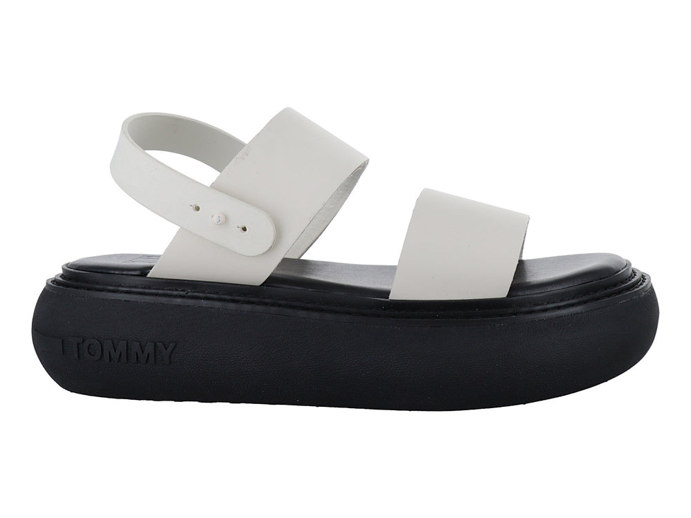Sandalias Tommy Hilfiger color calico con correas blancas y suela de plataforma negra gruesa.