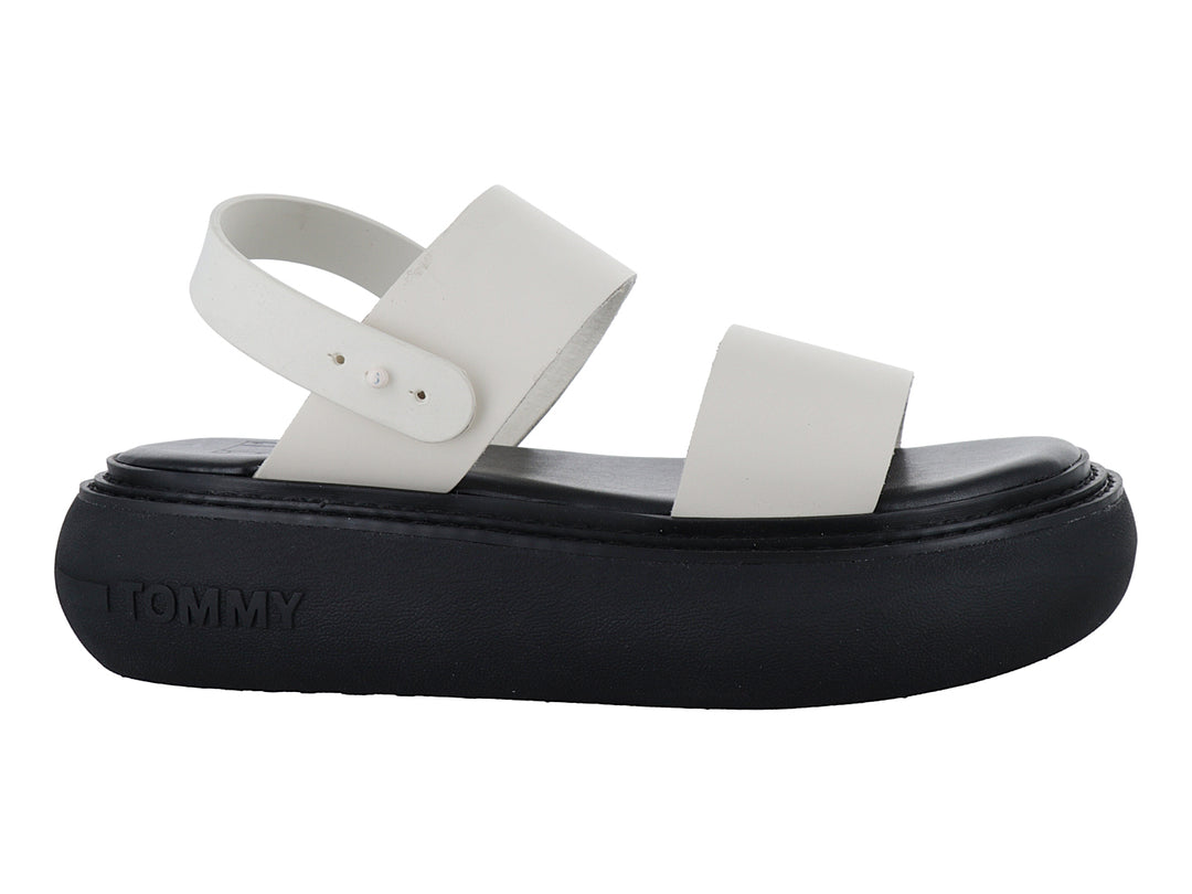 Sandalias Tommy Hilfiger color calico con correas blancas y suela de plataforma negra gruesa.