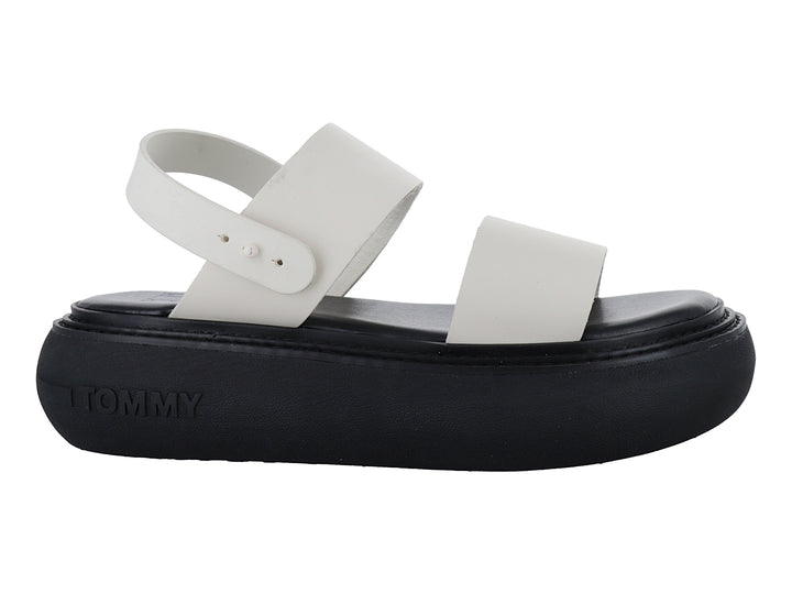 Sandalias Tommy Hilfiger color calico con correas blancas y suela de plataforma negra gruesa.