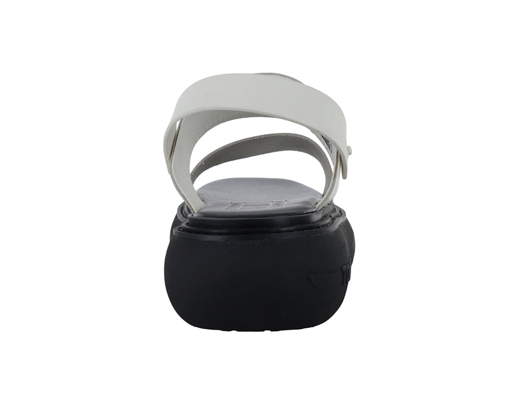 Sandalias Tommy Hilfiger color calico con correas blancas y suela de plataforma negra gruesa.