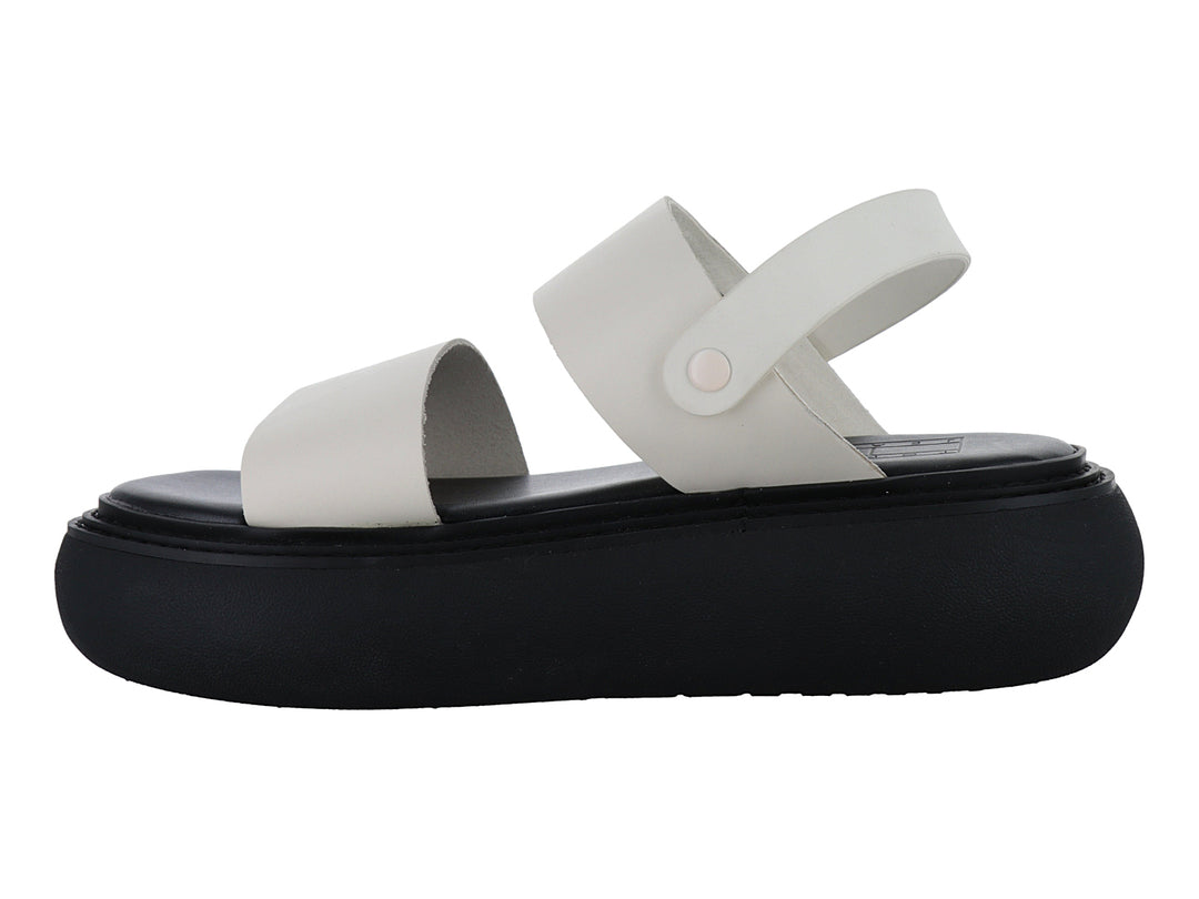 Sandalias Tommy Hilfiger color calico con correas blancas y suela de plataforma negra gruesa.