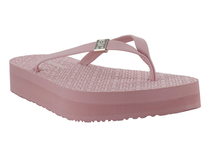 Sandalias de plataforma color rosa pastel con diseño de tiras y plantilla texturizada.