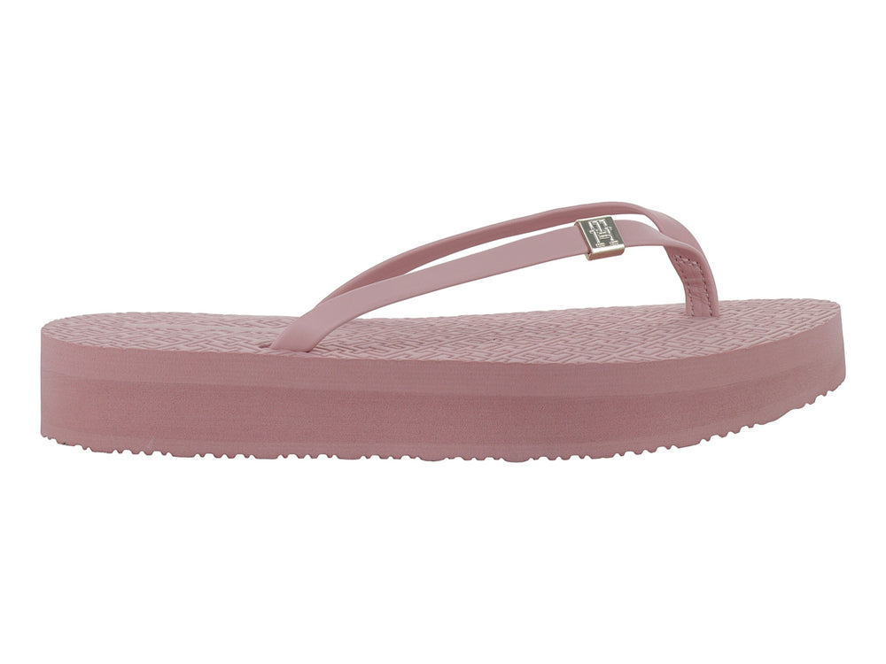 Sandalias de plataforma color rosa pastel con diseño de tiras y plantilla texturizada.