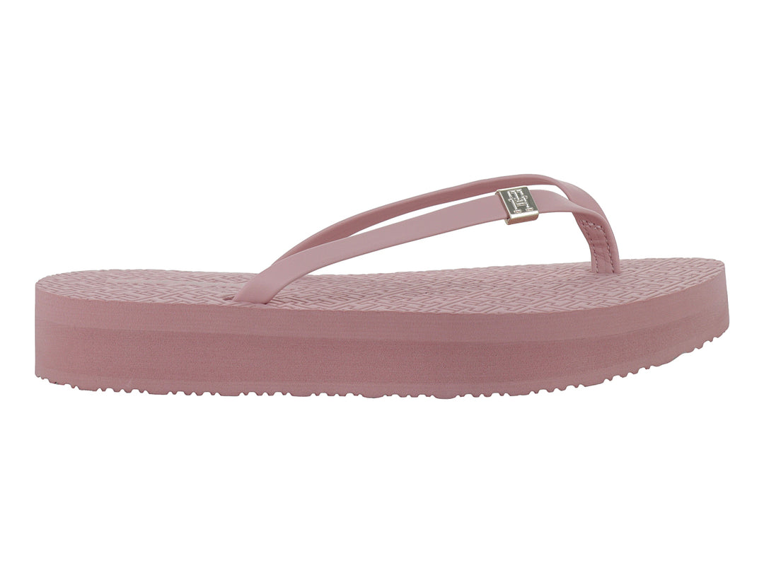 Sandalias de plataforma color rosa pastel con diseño de tiras y plantilla texturizada.