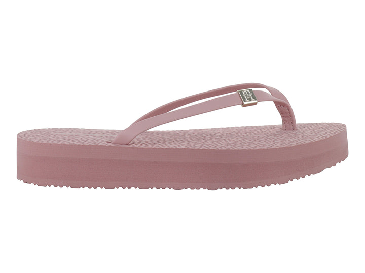 Sandalias de plataforma color rosa pastel con diseño de tiras y plantilla texturizada.