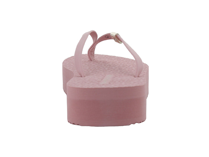 Sandalias de plataforma color rosa pastel con diseño de tiras y plantilla texturizada.