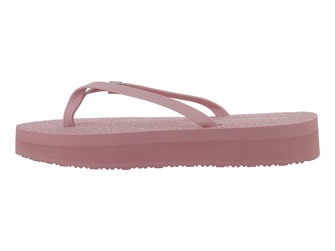 Sandalias de plataforma color rosa pastel con diseño de tiras y plantilla texturizada.