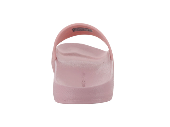 Sandalia deslizable color rosa pastel con correa ancha y diseño geométrico en relieve.