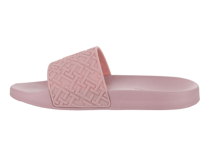 Sandalia deslizable color rosa pastel con correa ancha y diseño geométrico en relieve.