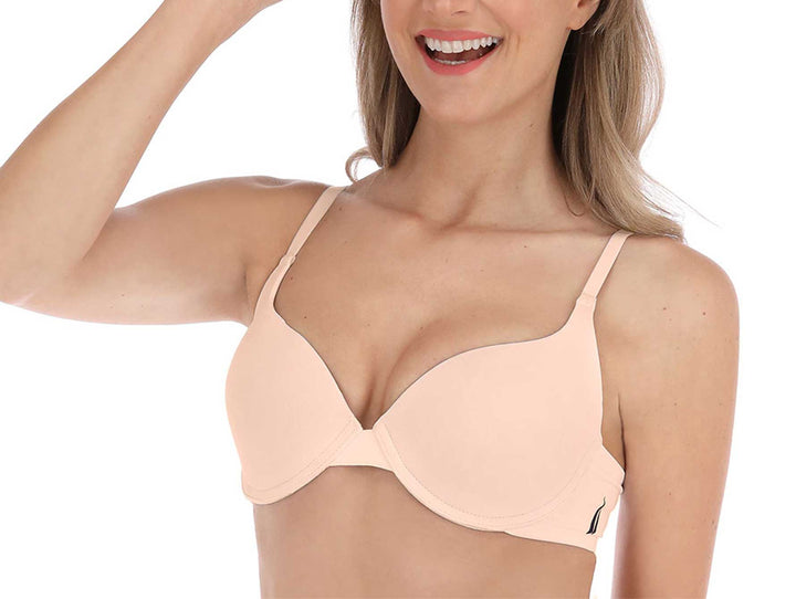 Mujer vistiendo un brasier de color piel en microfibra marca Nautica.