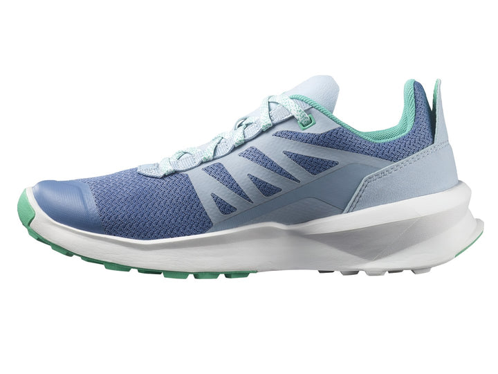 Tenis deportivos Salomon en color morado con suela blanca y detalles en verde.