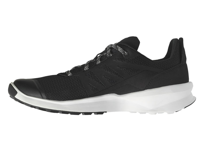 Tenis deportivos Salomon de color negro con suela blanca y detalles en rojo.