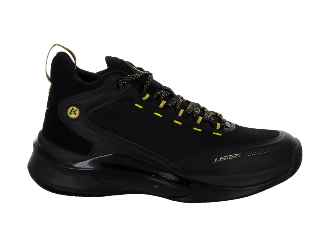Tenis de baloncesto Justart color negro con detalles y agujetas doradas.