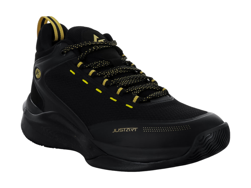 Tenis de baloncesto Justart color negro con detalles y agujetas doradas.