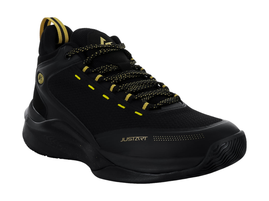 Tenis de baloncesto Justart color negro con detalles y agujetas doradas.
