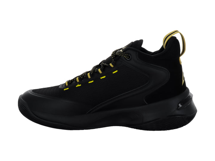 Tenis de baloncesto Justart color negro con detalles y agujetas doradas.
