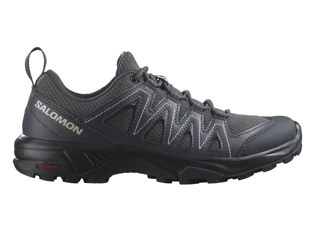 Zapato deportivo Salomon color negro con suela robusta y refuerzos laterales para actividades al aire libre.