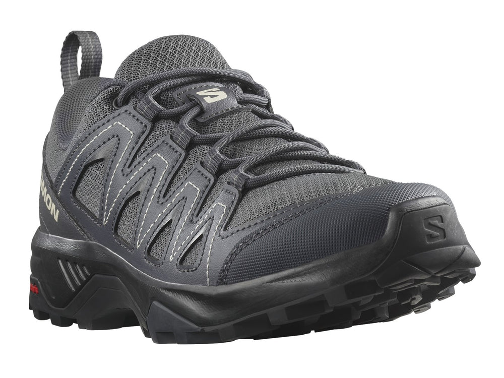 Zapato deportivo Salomon color negro con suela robusta y refuerzos laterales para actividades al aire libre.