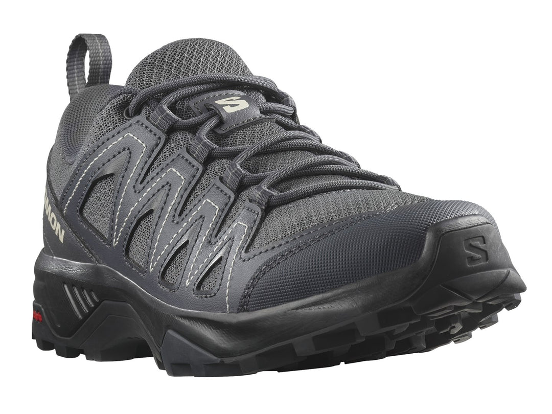 Zapato deportivo Salomon color negro con suela robusta y refuerzos laterales para actividades al aire libre.