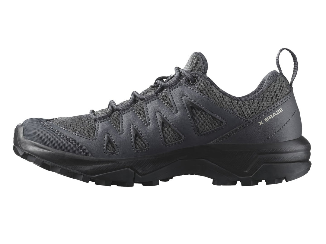 Zapato deportivo Salomon color negro con suela robusta y refuerzos laterales para actividades al aire libre.