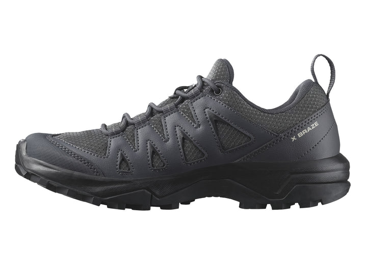Zapato deportivo Salomon color negro con suela robusta y refuerzos laterales para actividades al aire libre.