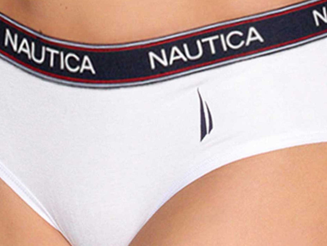 Ropa interior tipo boyshort blanca para mujer con banda elástica oscura y logo de Nautica.