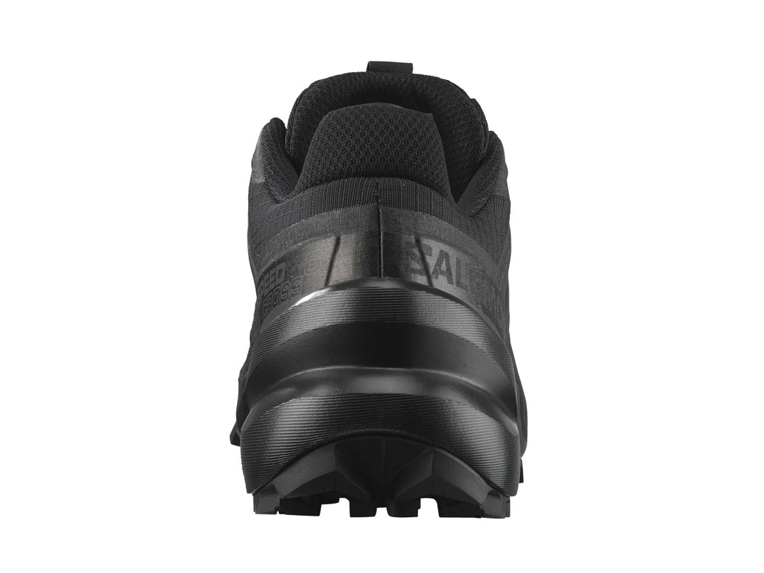 Tenis deportivos Salomon Speedcross 6 en color negro, diseñados para trail running con suela rugosa.