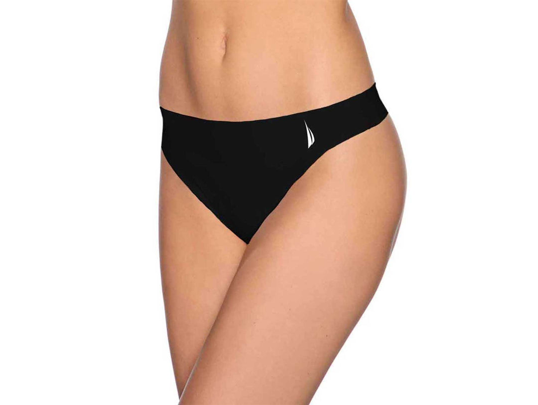 Tanga de color negro para mujer de la marca Nautica con diseño free cut y pequeño logo blanco.