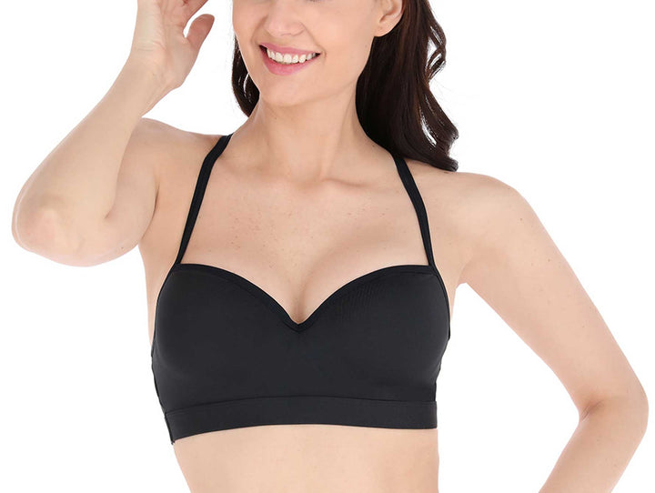 Mujer vistiendo un bra deportivo de microfibra color negro.