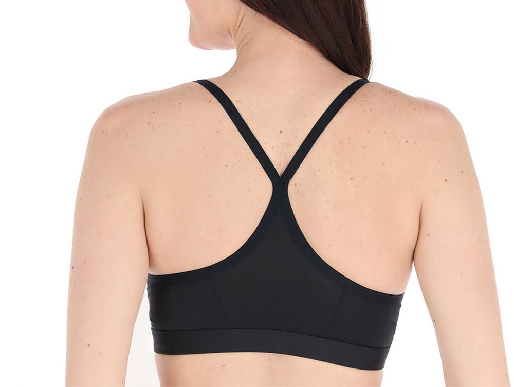Mujer vistiendo un bra deportivo de microfibra color negro.