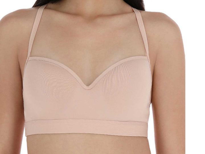Vista posterior de un bra deportivo de microfibra en color piel con diseño de espalda nadadora.
