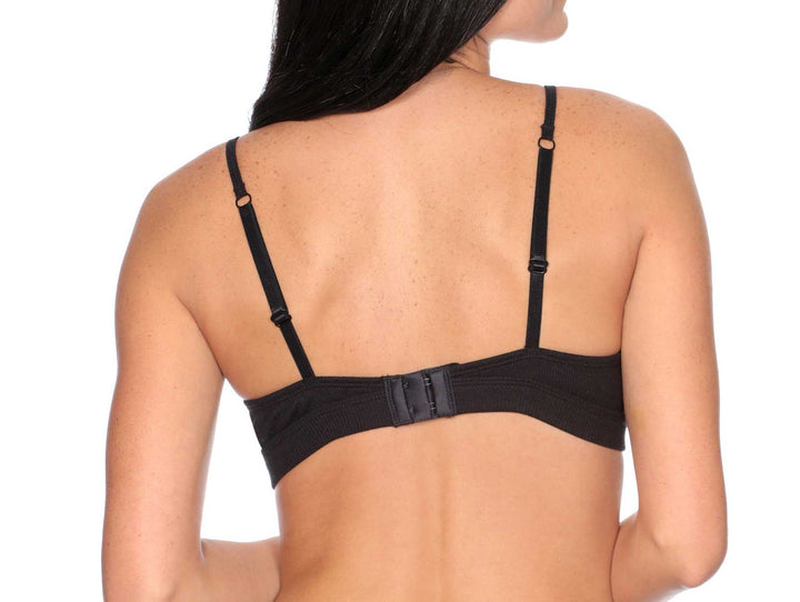 Vista posterior de un brassiere negro de copa triangular con tirantes ajustables.