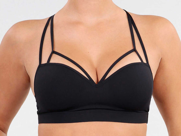 Bra deportivo color negro con tirantes decorativos en el escote.