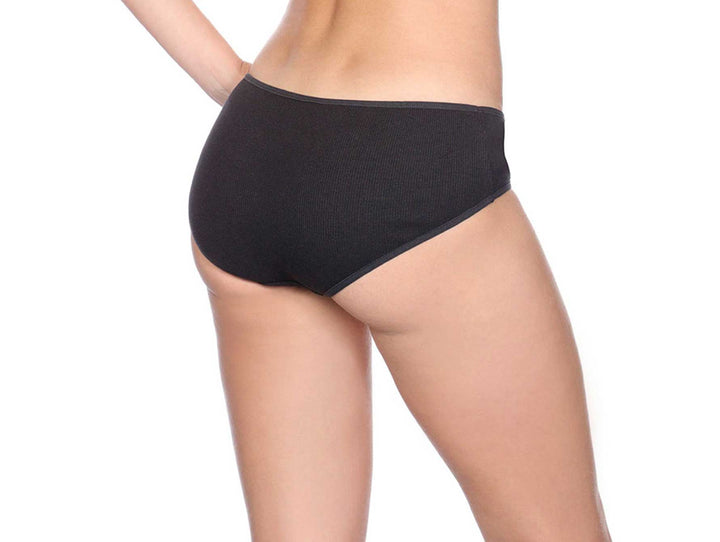 Vista posterior de mujer usando calzón tipo bikini color negro en tela rib.