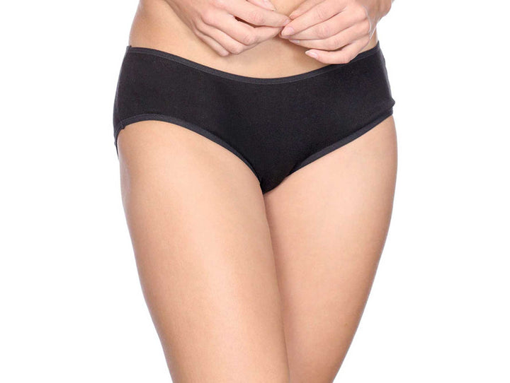 Vista posterior de mujer usando calzón tipo bikini color negro en tela rib.