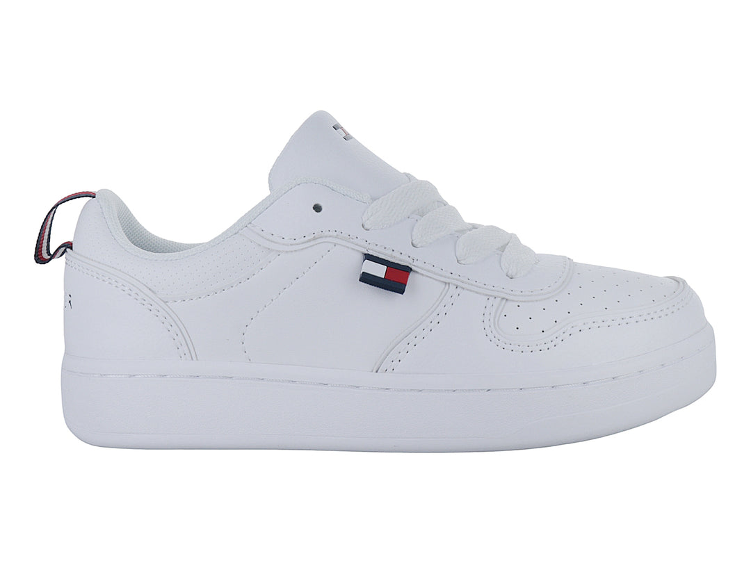 Tenis blancos de corte bajo marca Tommy Hilfiger con suela plana y detalles perforados.