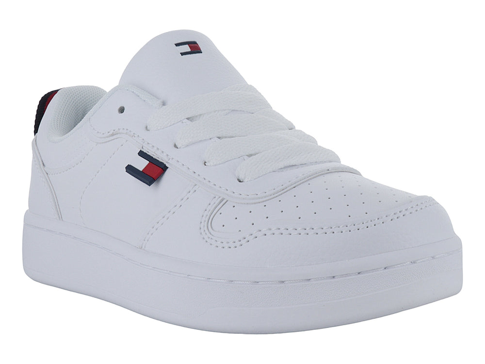 Tenis blancos de corte bajo marca Tommy Hilfiger con suela plana y detalles perforados.