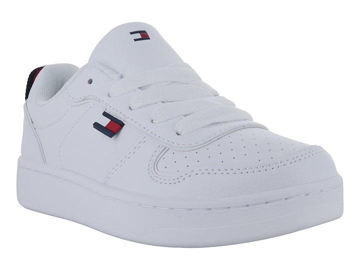 Tenis blancos de corte bajo marca Tommy Hilfiger con suela plana y detalles perforados.