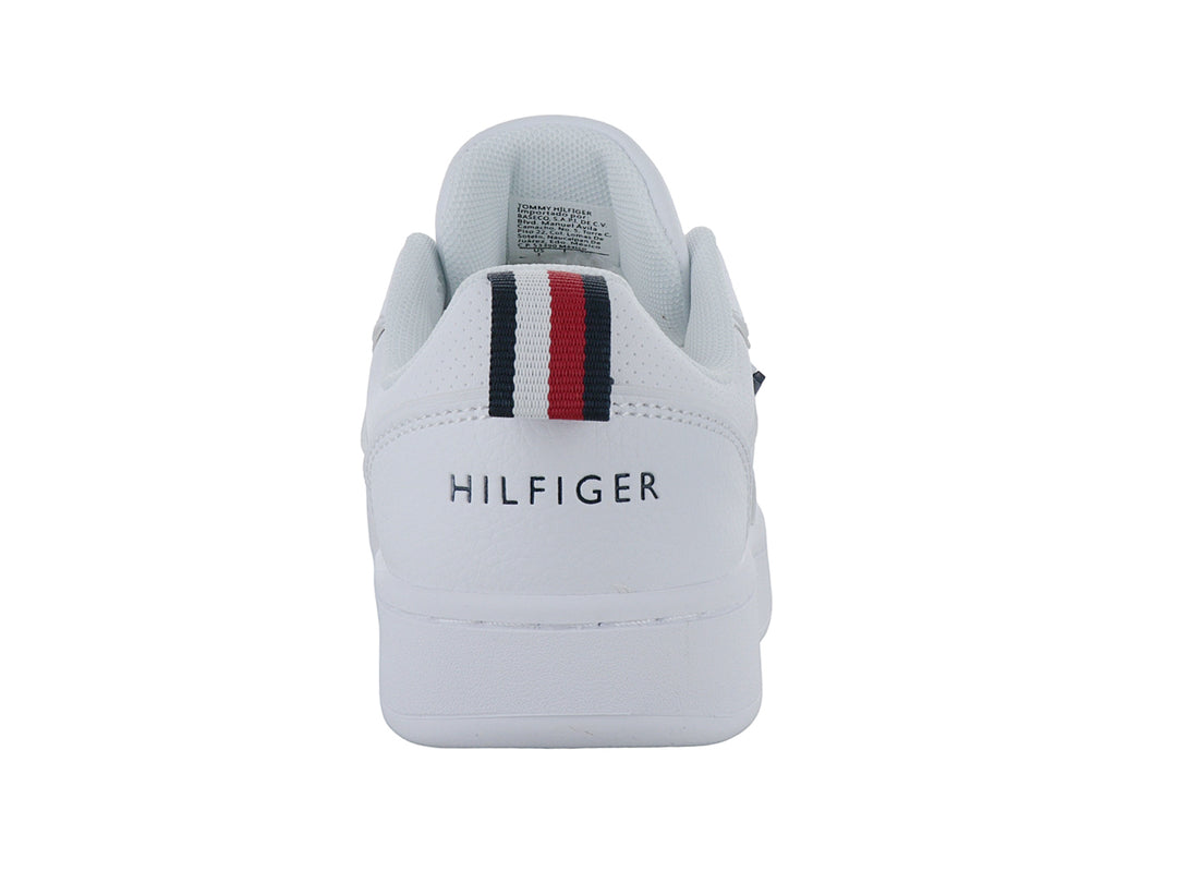 Tenis blancos de corte bajo marca Tommy Hilfiger con suela plana y detalles perforados.