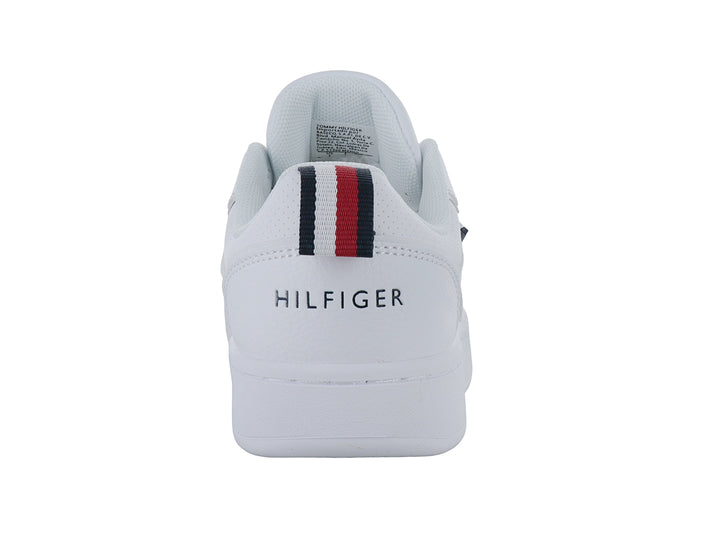 Tenis blancos de corte bajo marca Tommy Hilfiger con suela plana y detalles perforados.