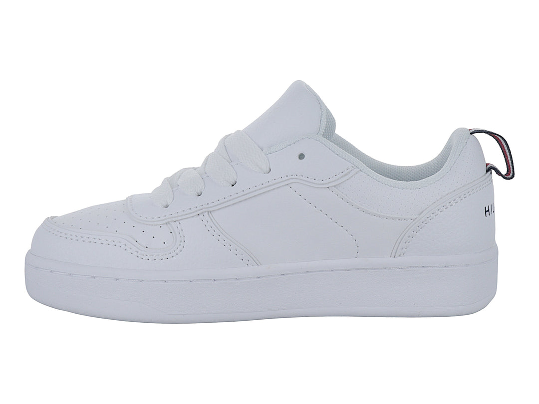 Tenis blancos de corte bajo marca Tommy Hilfiger con suela plana y detalles perforados.