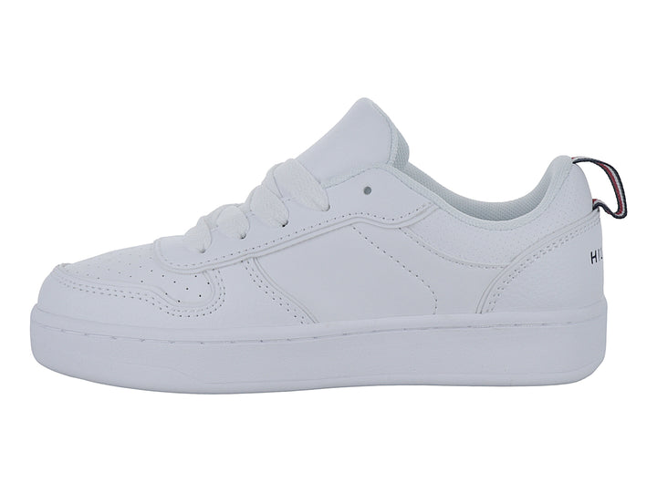 Tenis blancos de corte bajo marca Tommy Hilfiger con suela plana y detalles perforados.