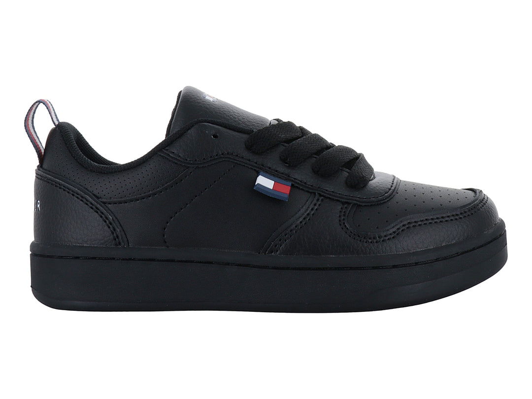 Tenis negros de corte bajo Tommy Hilfiger con suela plana y detalles perforados.