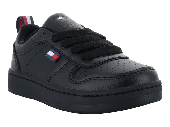 Tenis negros de corte bajo Tommy Hilfiger con suela plana y detalles perforados.