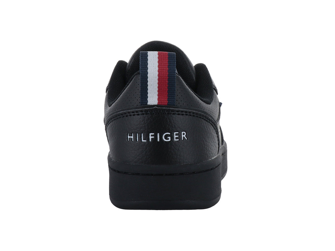 Tenis negros de corte bajo Tommy Hilfiger con suela plana y detalles perforados.